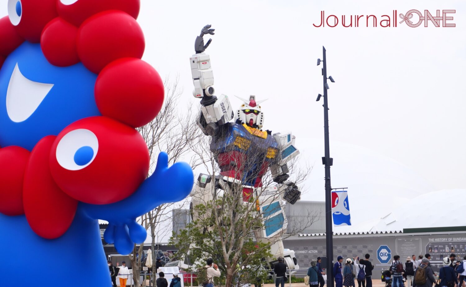 ガンダムとミャクミャクのツーショットが撮れるスポットは人気だ-Journal-ONE撮影