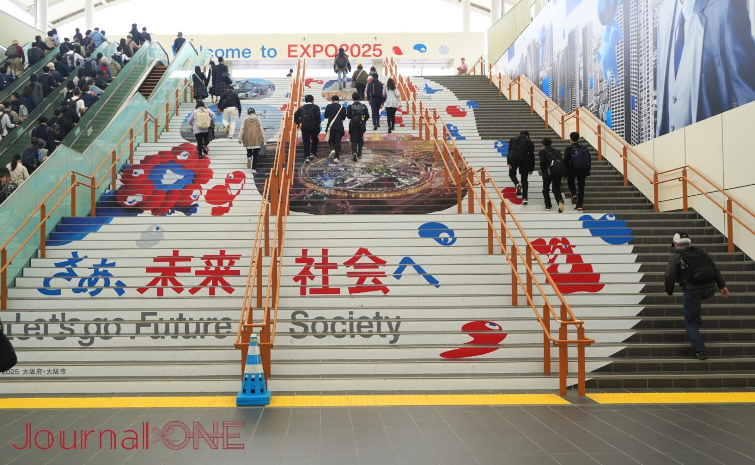 夢洲駅の改札を出ると大きな階段とエスカレーターが-Journal-ONE撮影