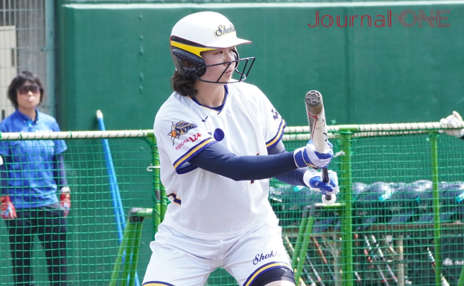 主軸を打つ佐藤友香はバスターの構えから本塁打を放った-Journal-ONE撮影