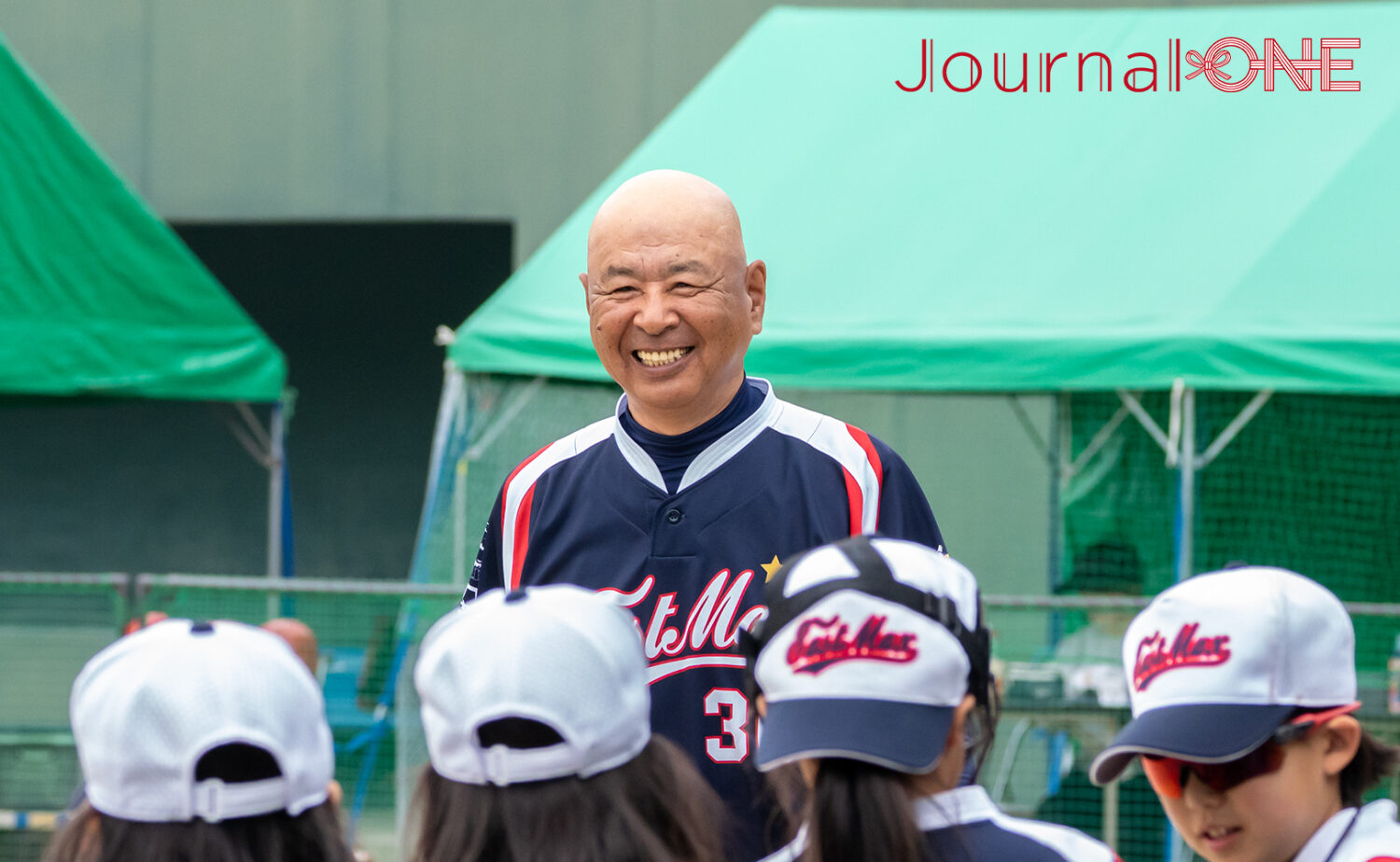 選手たちを笑顔で鼓舞する外岡監督（静岡EAST MAX SC）‐Journal-ONE撮影