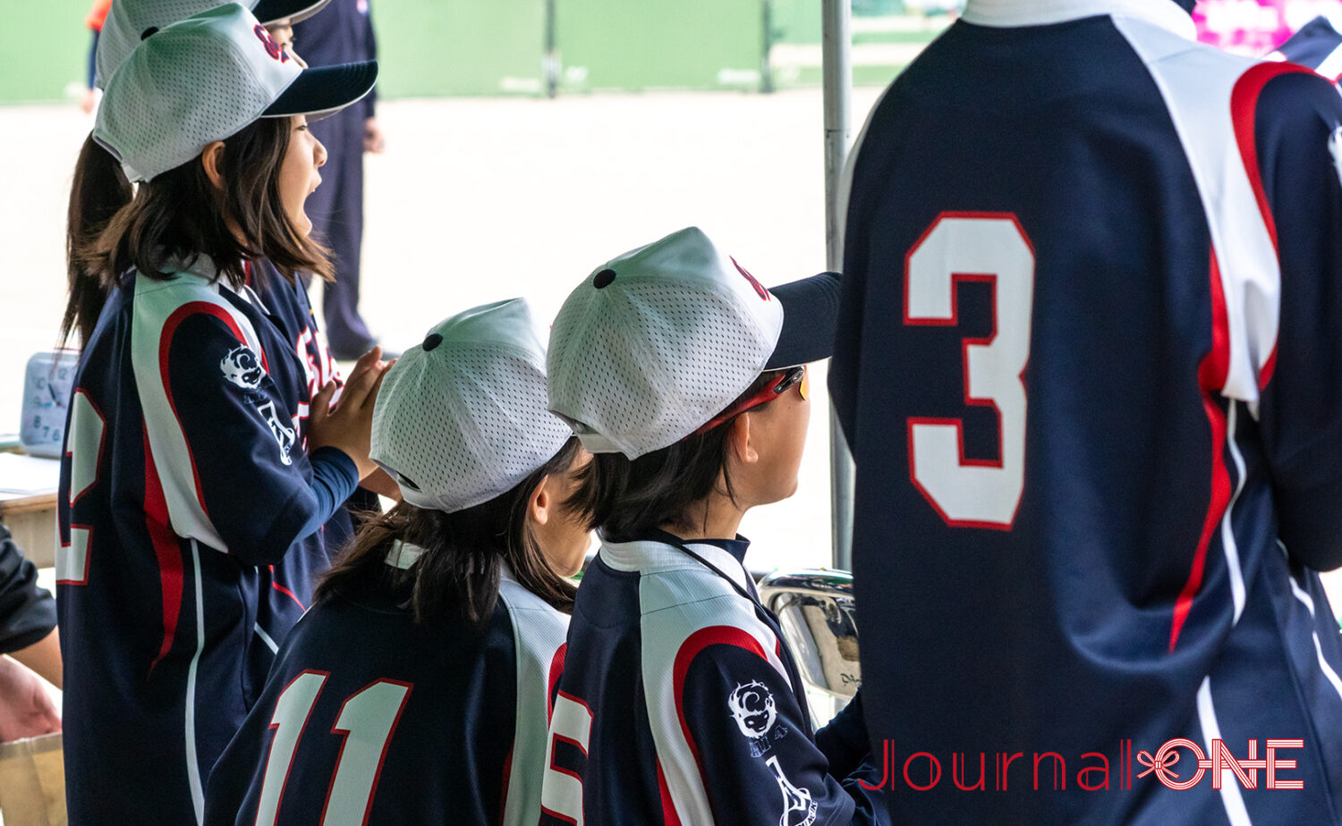 逆転を信じてベンチから大きな声援を送る選手たち‐Journal-ONE撮影