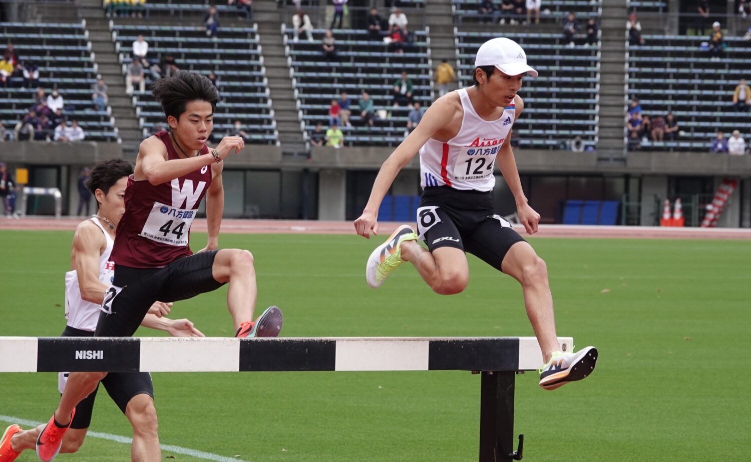 男子3000m障害を制した新家(先頭)とU20日本歴代2位の好記録で学生デビューを果たした佐々木(2番目)‐児玉育美撮影