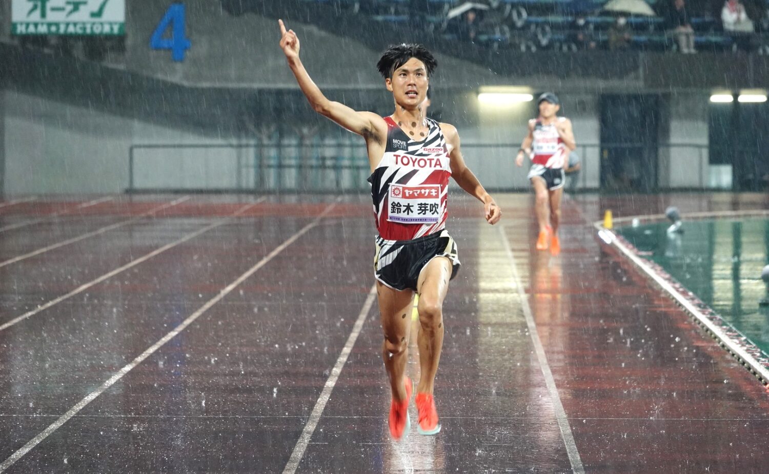 圧巻のスパートで後続を突き放した鈴木。日本選手権初優勝を飾った‐児玉育美撮影