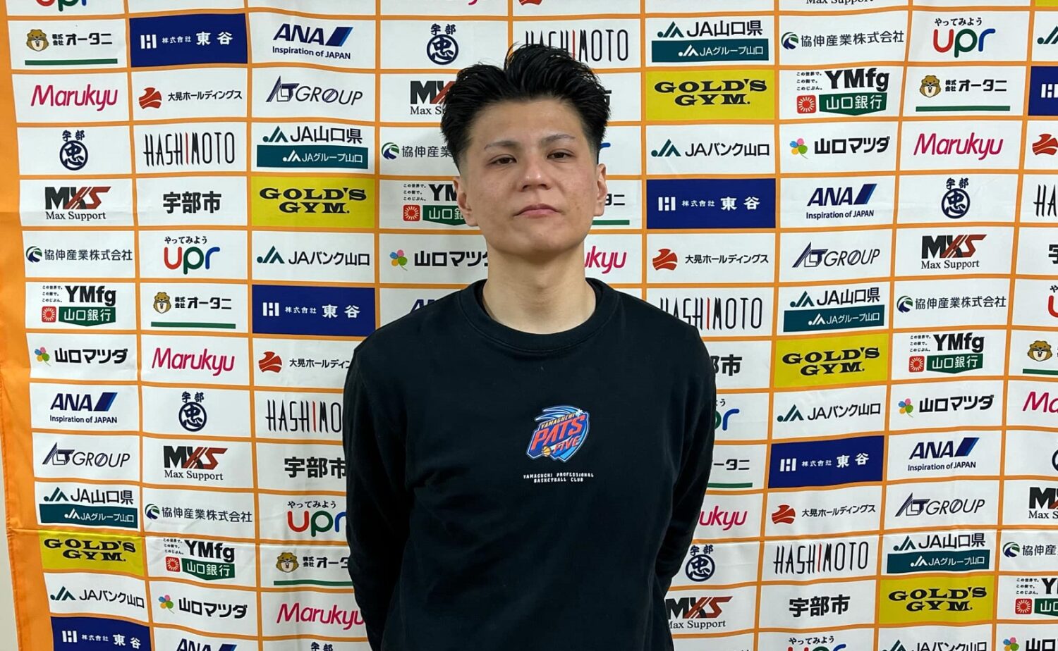 インタビューに答える鮫島和人HC‐大島和人撮影