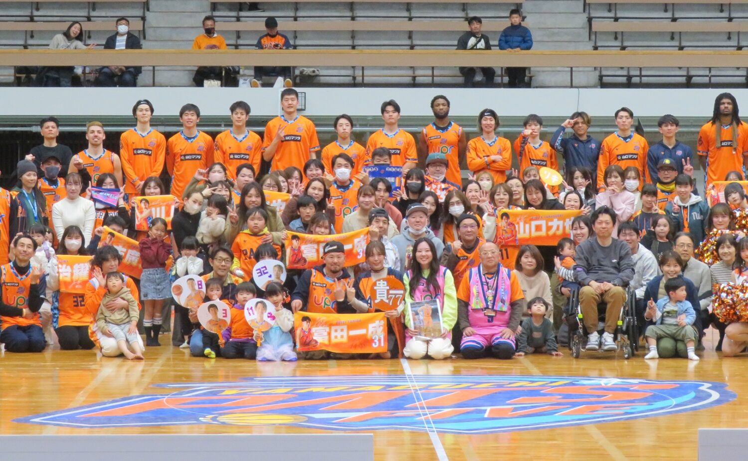 試合後の記念撮影でも家族連れのファンが目立つ‐小野寺俊明撮影