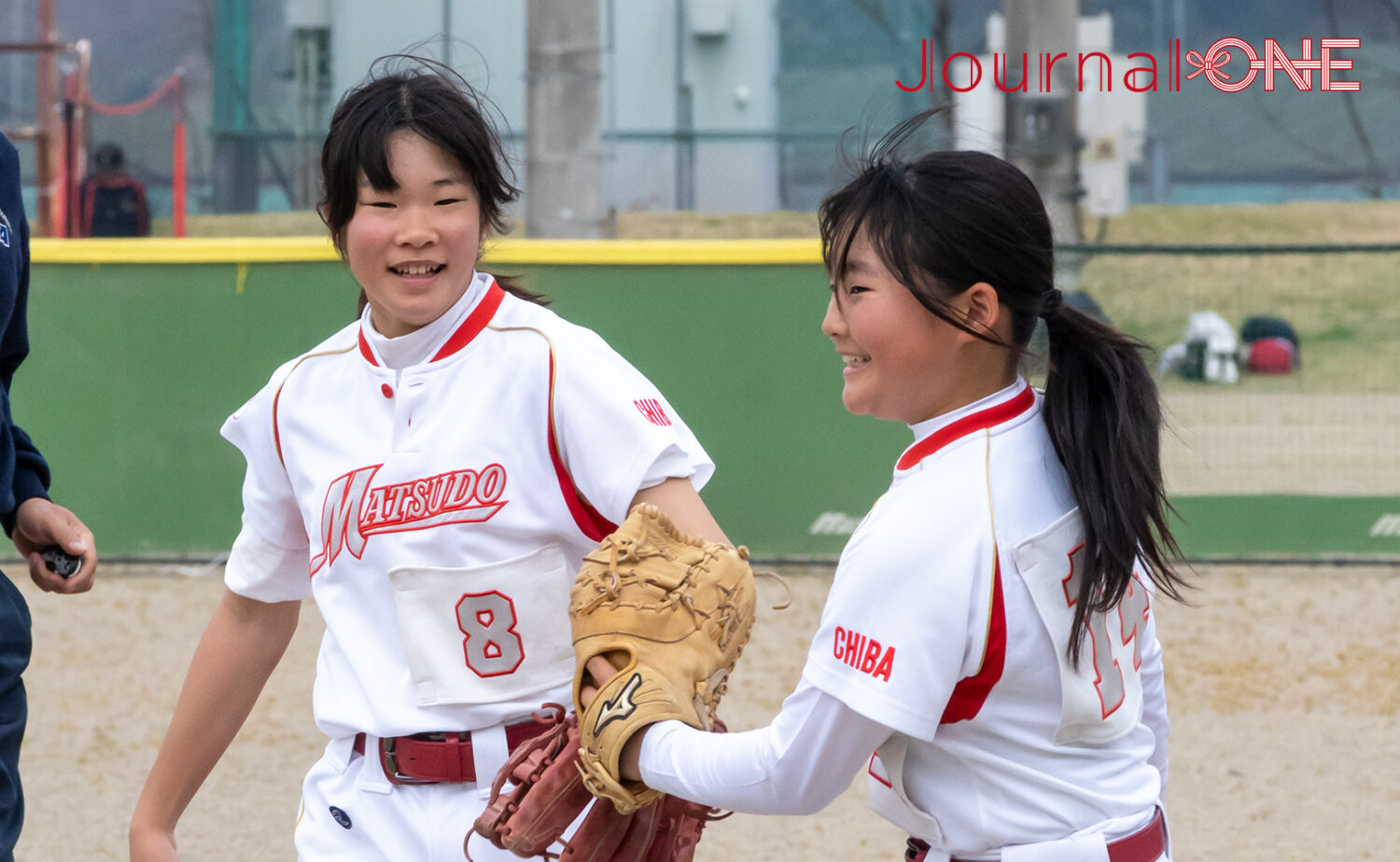 勝利後にハイタッチで喜ぶ松戸JSLホワイトレイズの選手たち‐Journal-ONE撮影