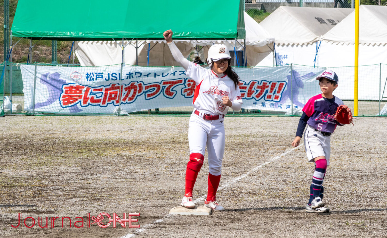 勝ち越し三塁打を放った須藤千珠子選手は塁上でガッツポーズ‐Journal-ONE撮影