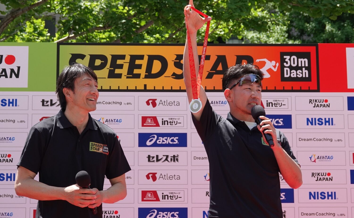 スペシャルゲストを務めた朝原宣治さん（左）と塚原直貴さんの北京五輪銀メダリストコンビ‐児玉育美撮影