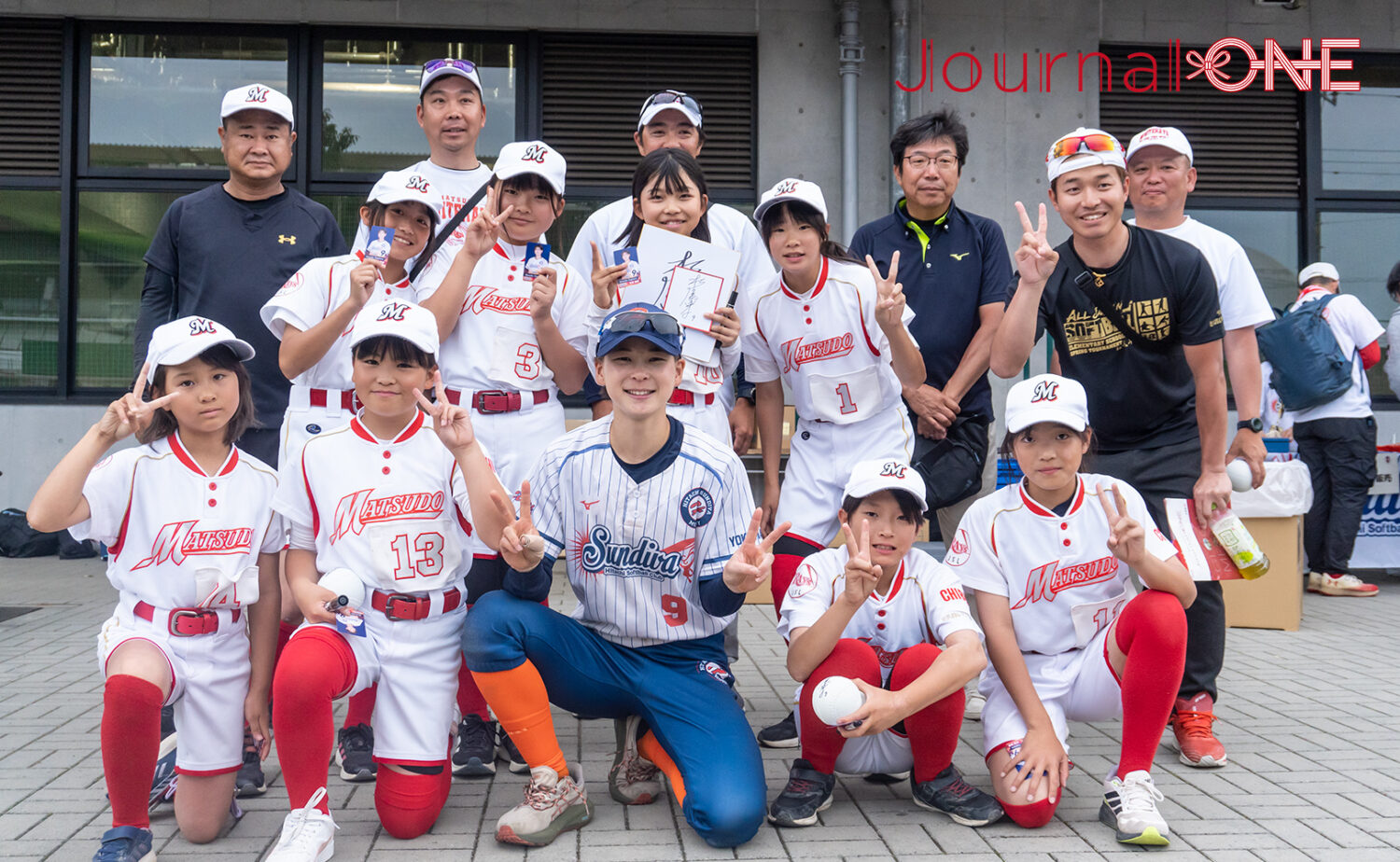記念撮影で笑顔の杉浦選手と松戸JSLホワイトレイズメンバー-Journal-ONE撮影