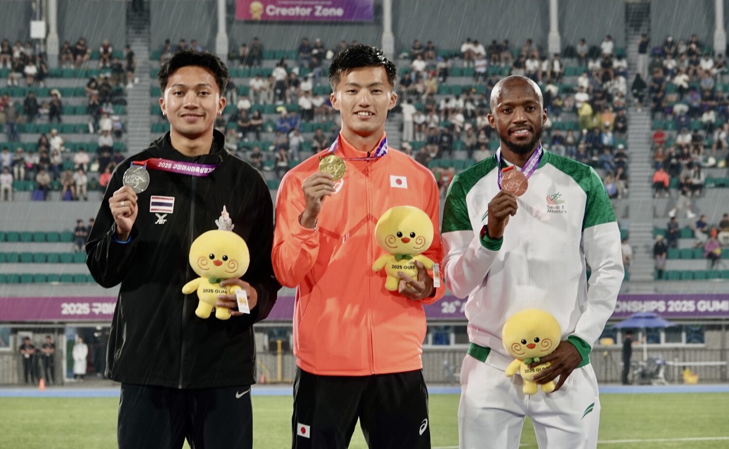 若手エースの筆頭・栁田（中央）。アジア選手権では、2位と同タイム着差ありのレースに勝ちきって連覇を達成-児玉育美撮影