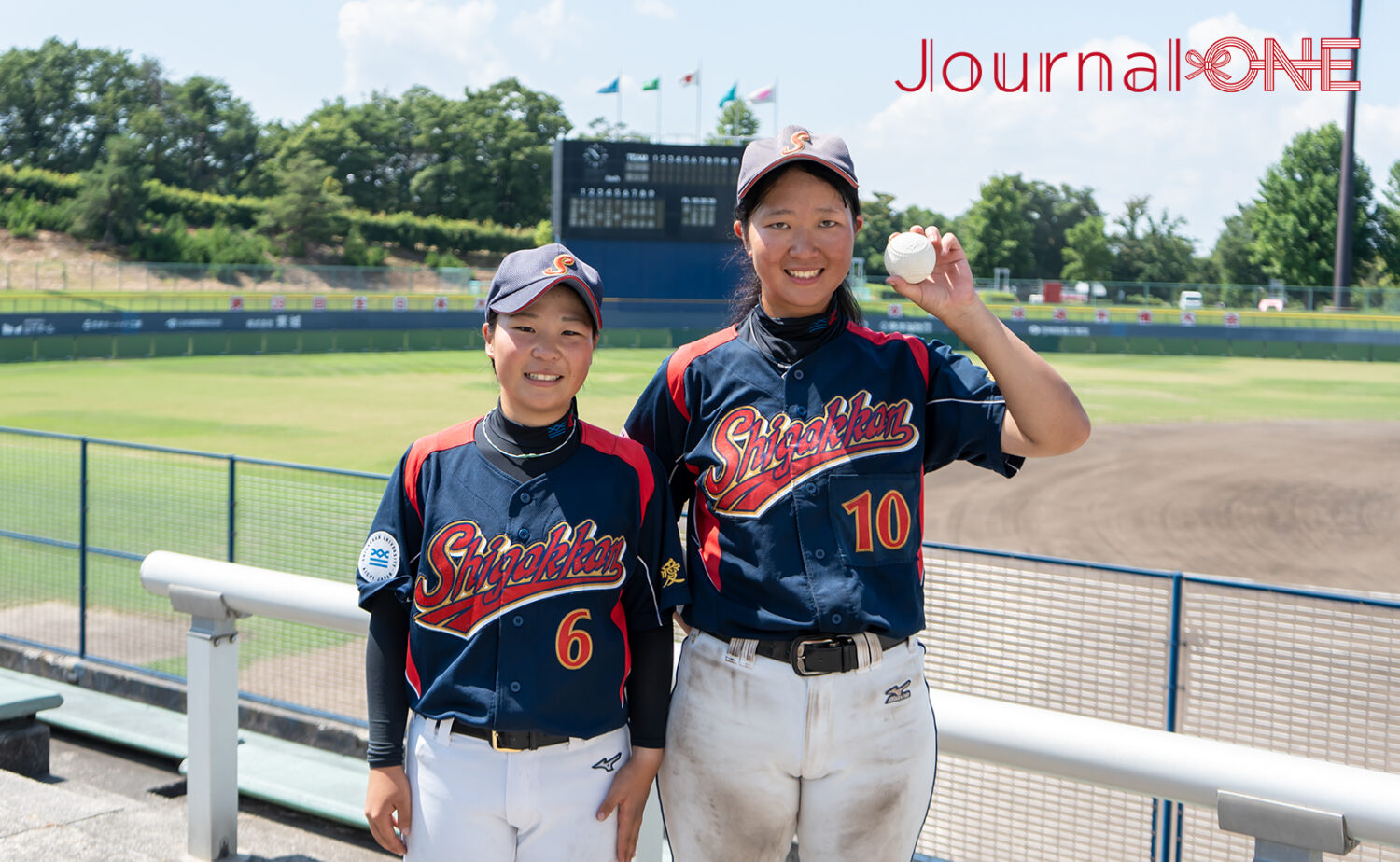 優勝バッテリーとなった至学館大の安並(左)と小倉(右)-Journal-ONE撮影