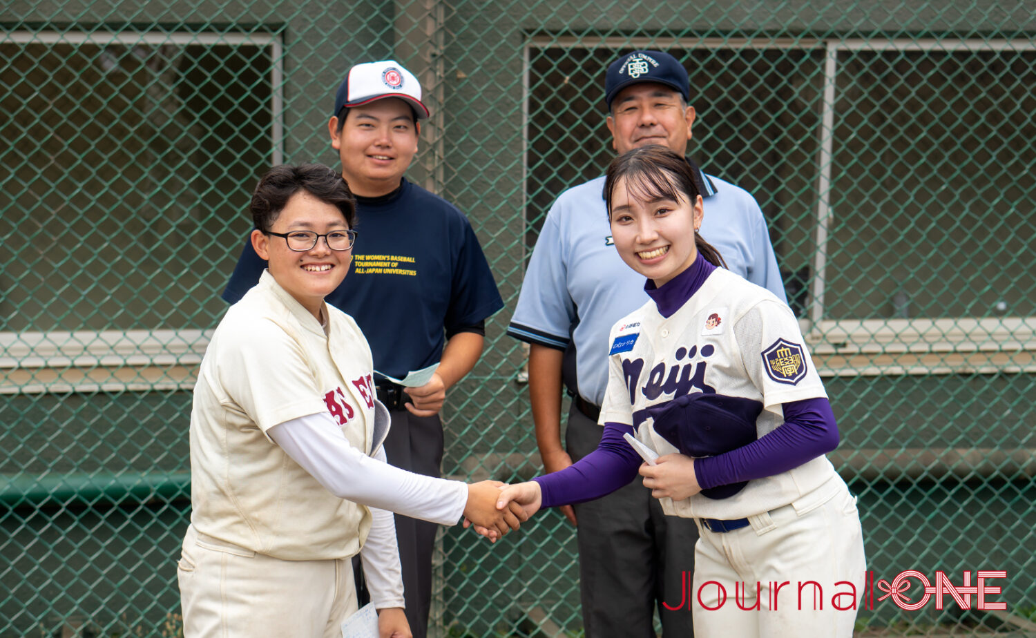 試合前に健闘を誓い合った若杉(右)と木田の両主将-Journal-ONE撮影
