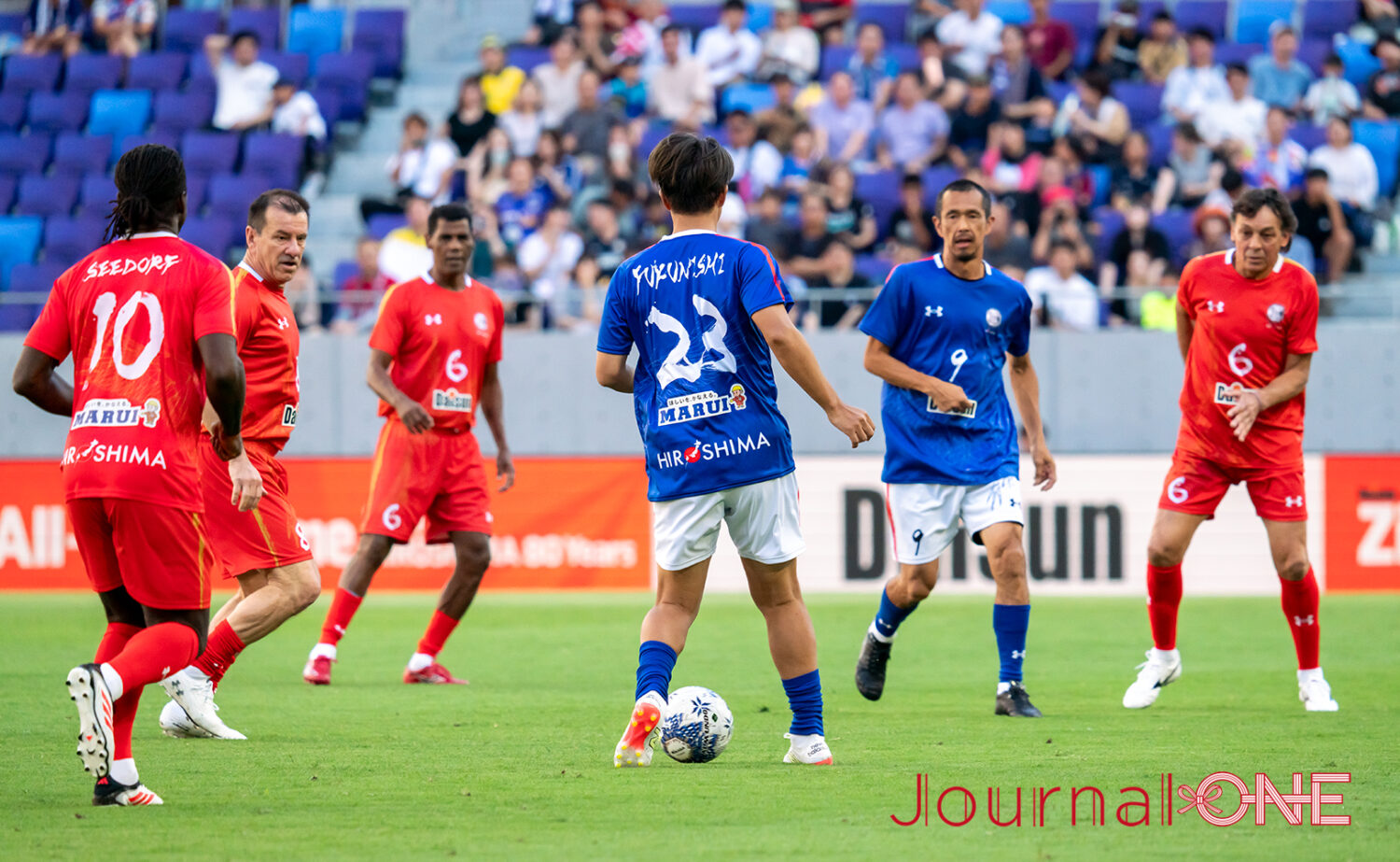 日本選抜は久保（右から2人目）にボールを集める-Journal-ONE撮影
