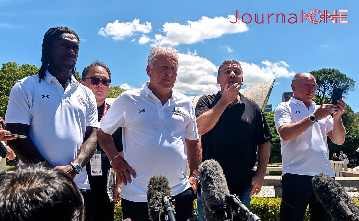 ジーコ氏のチャリティーマッチ、Zico All-Star Game For Peace HIROSHIMA 80 Yearsに先立って行われた、広島の原爆死没者慰霊碑への献花