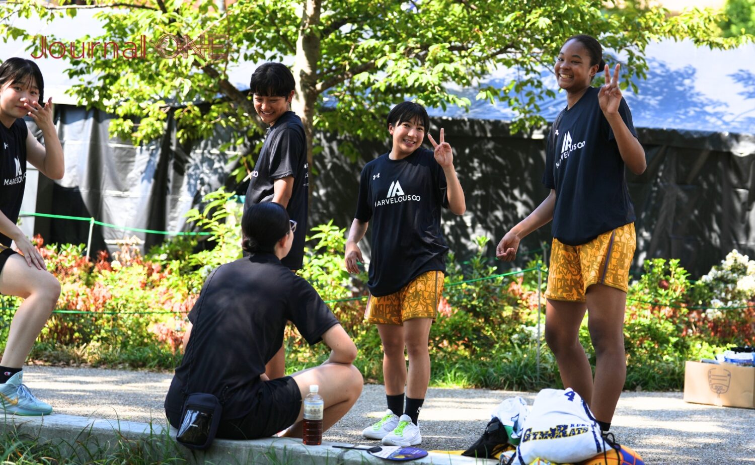 リラックスして試合前の調整をする久喜高の選手たち-Journal-ONE撮影