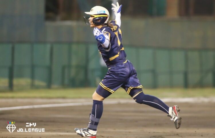 勝ち越し2点本塁打を放ちダイヤモンドを周る佐藤友香（豊田織機）-JDリーグ提供