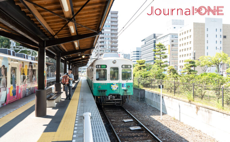 緑色が特徴のことでんの252系統が駅に到着する様子(高松琴平電鉄)