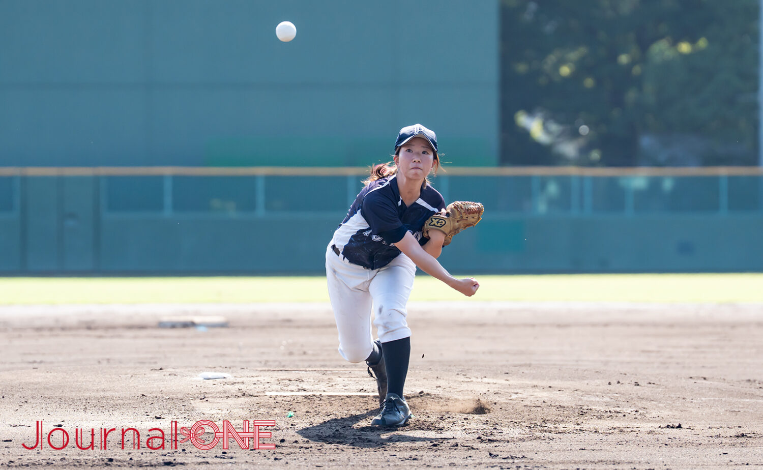 速球を武器に力投する大学選抜の先発・辻井結衣(富山大)-Journal-ONE撮影