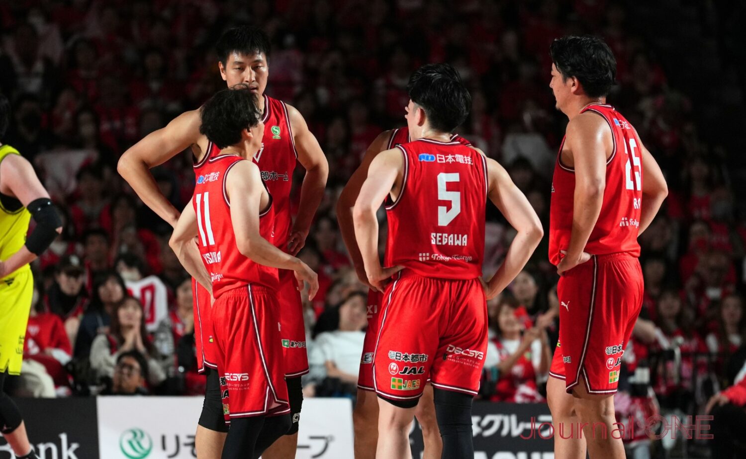 試合中、メンバーに指示を出す西村文男(千葉ジェッツ)-Journal-ONE撮影