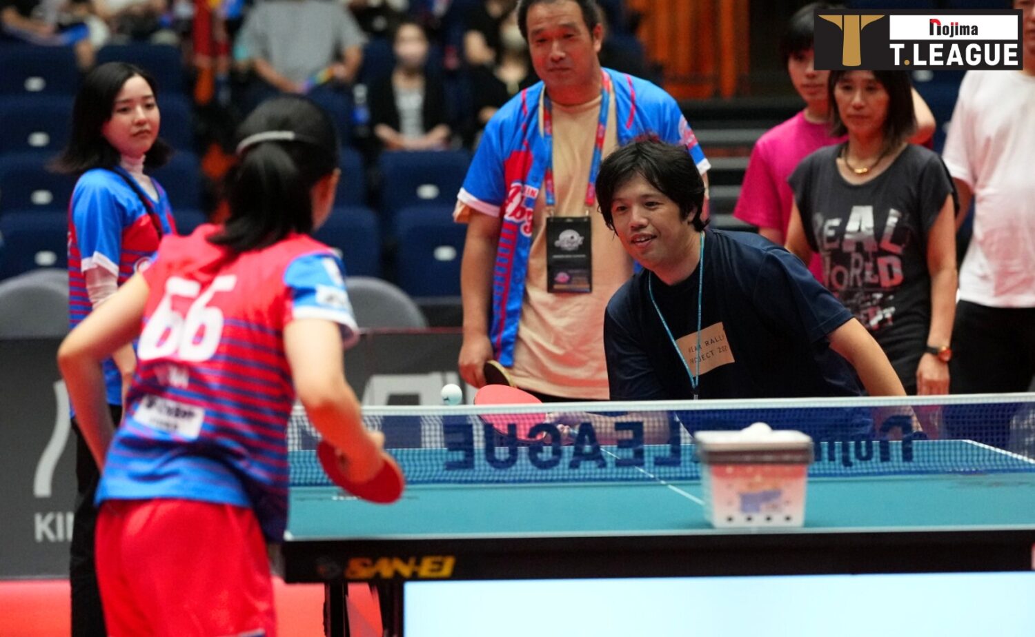 ファンを相手にサーブを打つ櫻井花選手-(C)T.LEAGUE
