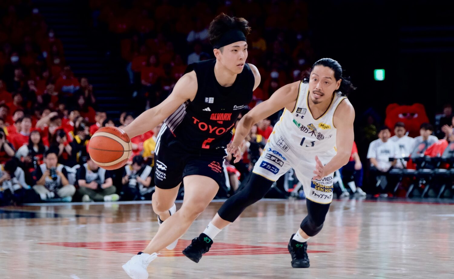 前線にボールを運ぶSG 大倉颯太(A東京)-永塚和志撮影