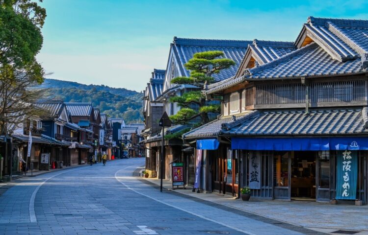 二見興玉神社 日帰りで訪れたい、江戸時代の町並みを再現した伊勢の「おかげ横丁」の街景。暖簾が下がる伝統的な木造建築が並ぶ。