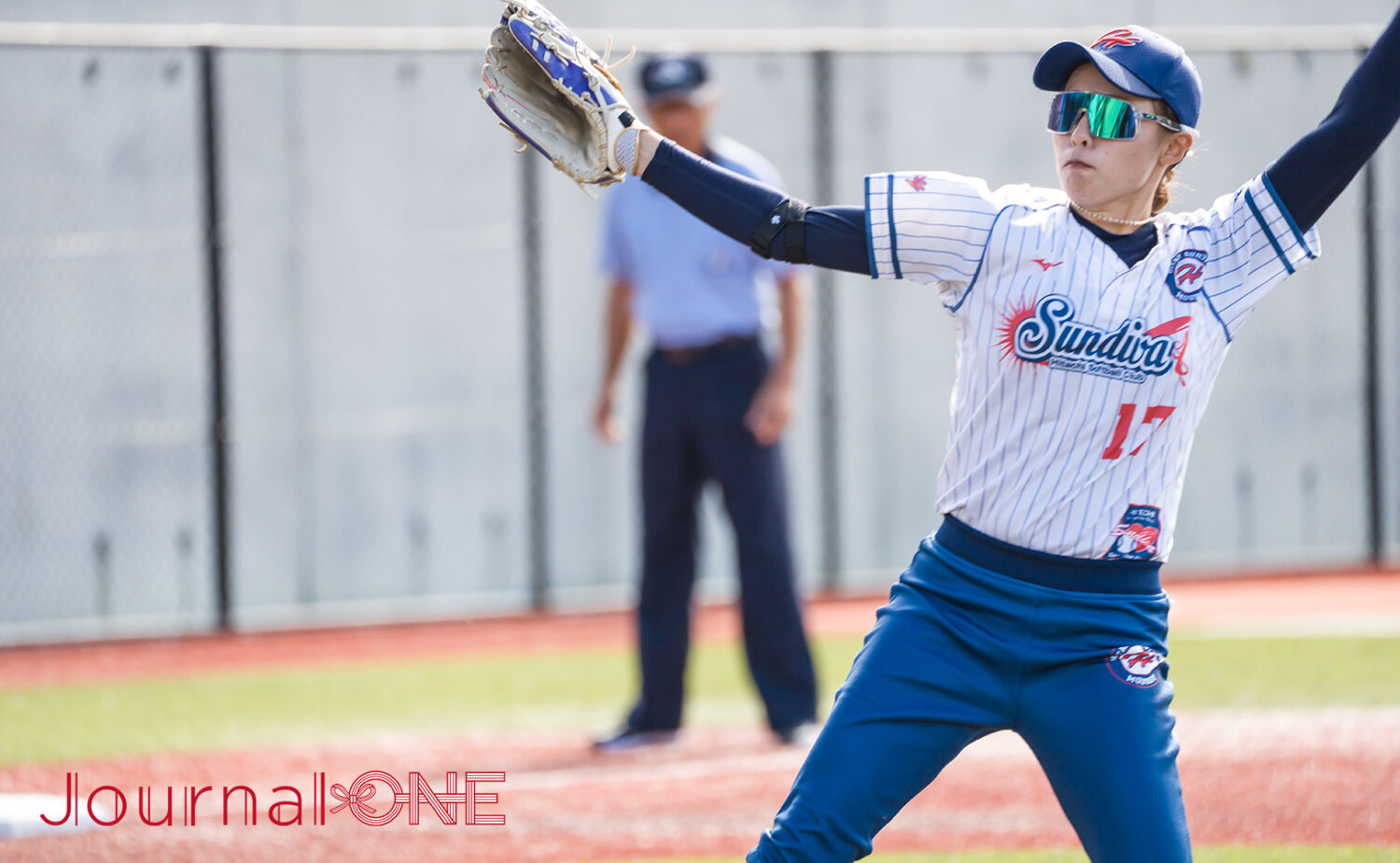 リーグ最終戦で力投する長谷川鈴夏（日立）