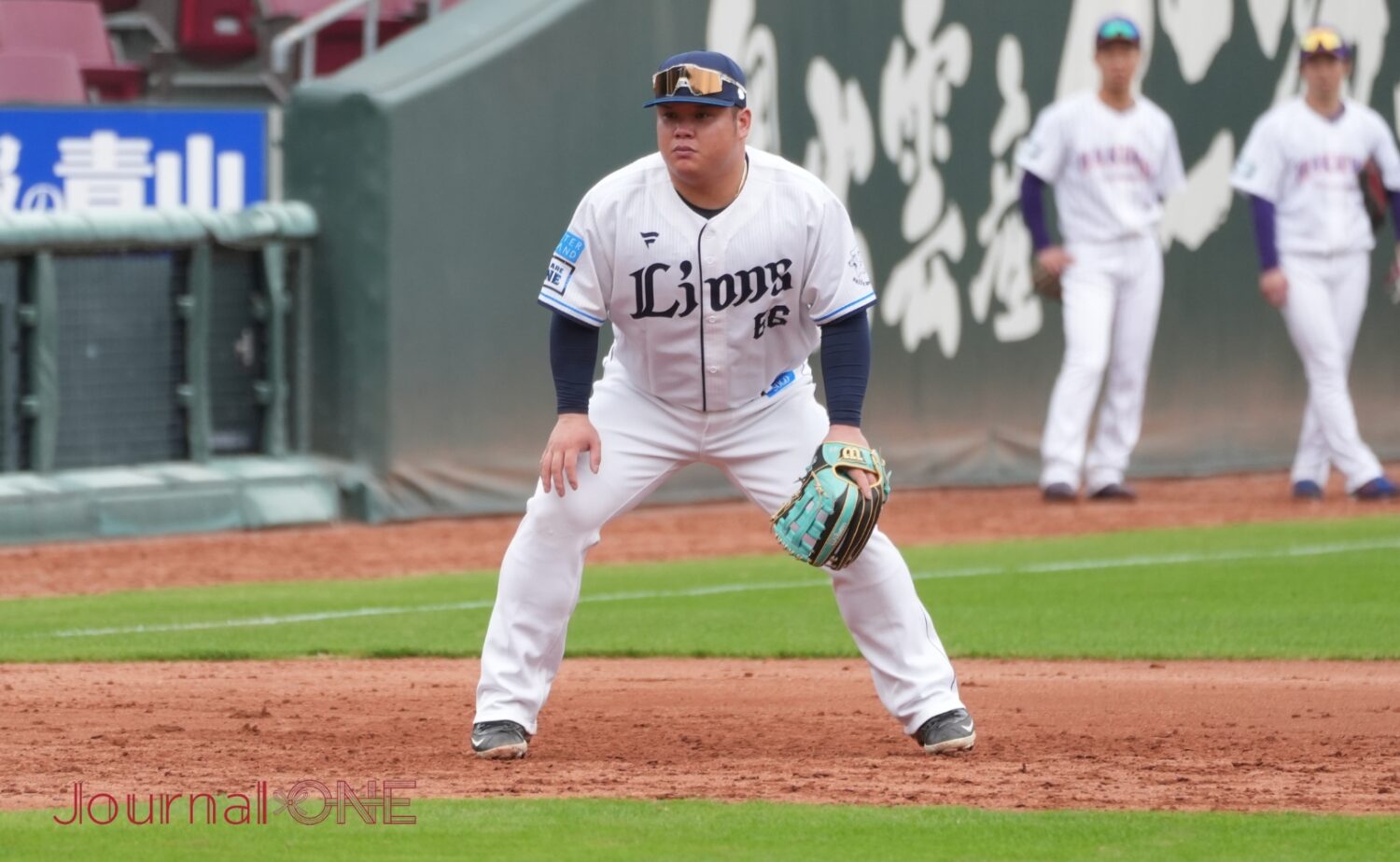 トライアウトでサードを守る渡部健人