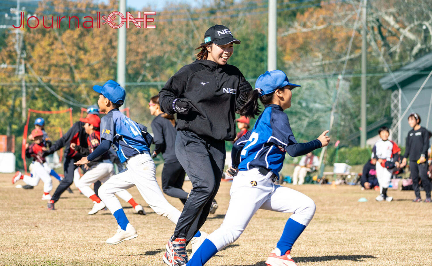 柴田日菜乃(NEC)がソフトボール交流会で笑顔