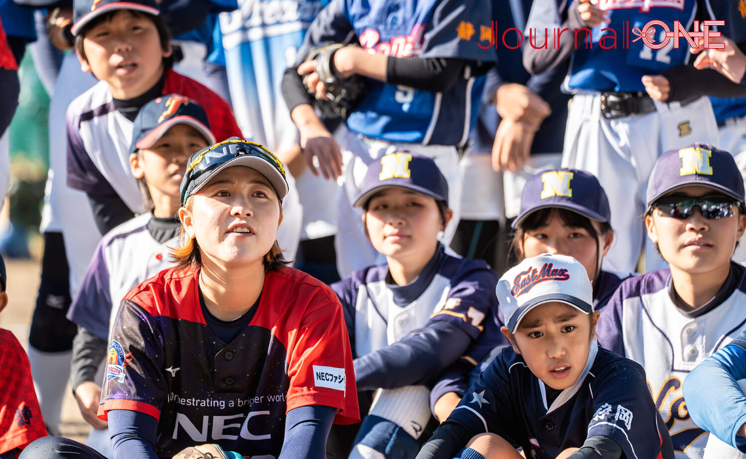 子どもたちと話を聞く金井亜茉音選手（NEC）