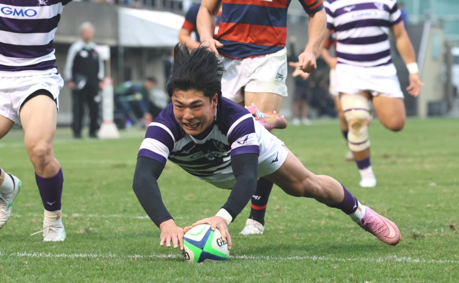 大学ラグビー トライを挙げる明治大学WTB白井／写真：斉藤健仁