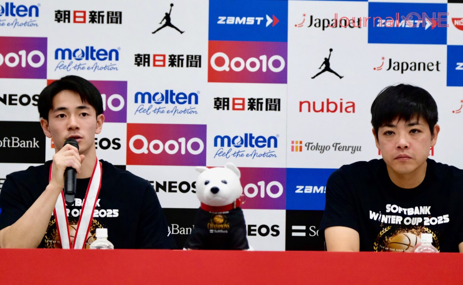 優勝会見でマイクを持つ榎木と片峯コーチ　DSCF0965
