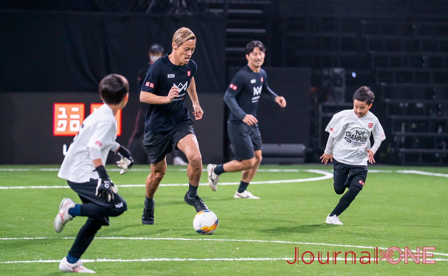本田選手が小学生のジュニア達と同じチームでドリブルする様子｜4v4 JAPAN CUP 2025 RESPECT YOU au