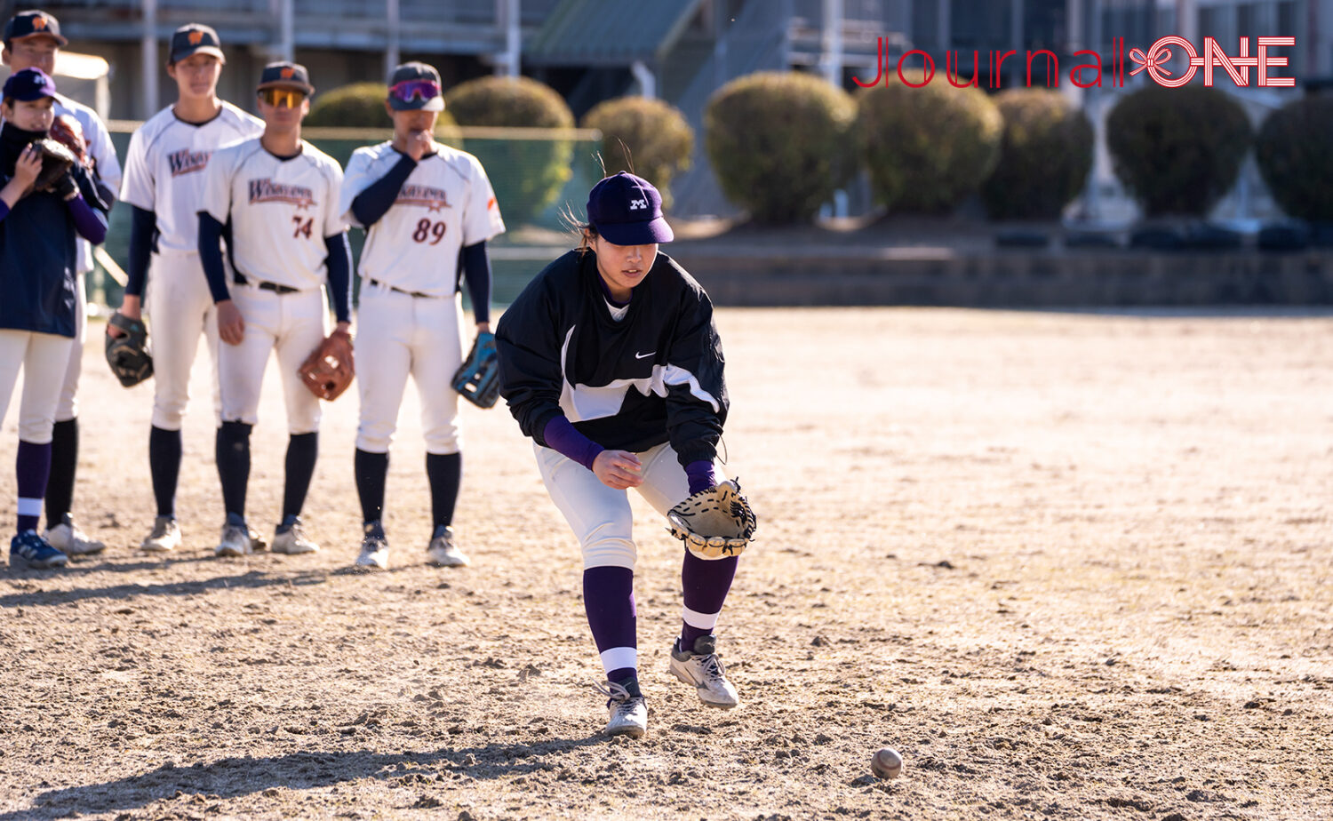 女子野球 和歌山大学硬式野球部との合同練習で打球を処理する柴田(明治大学女子硬式野球クラブ)