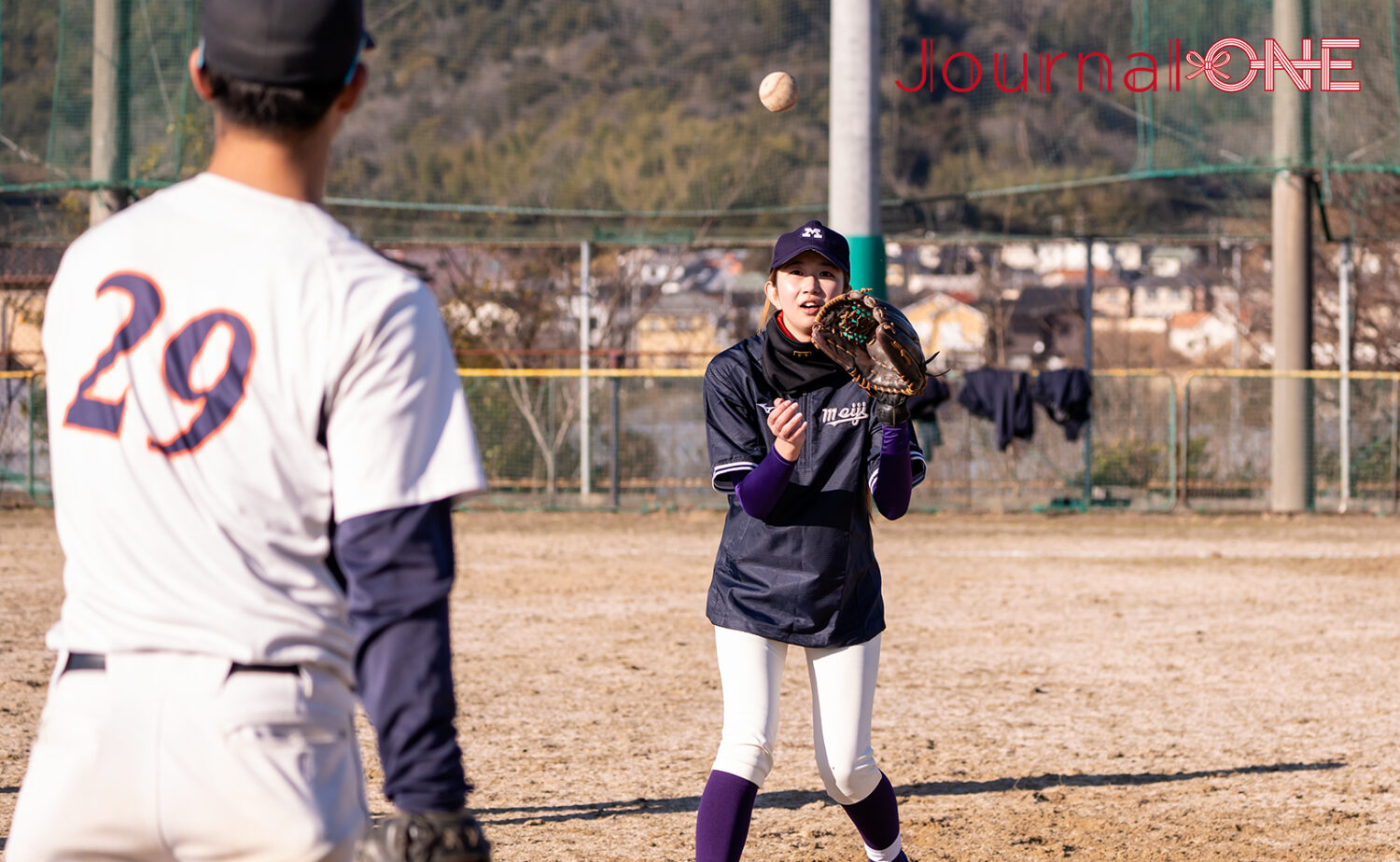 女子野球 柴田(明治大学女子硬式野球クラブ)がボールの持ち替え練習に挑戦