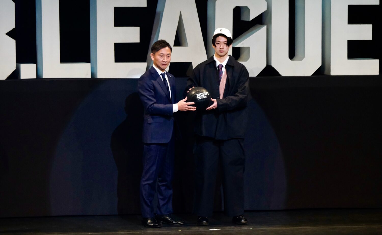 Bリーグドラフトで全体2番目指名で茨城ロボッツから指名を受けた赤間賢人と島田チェアマン