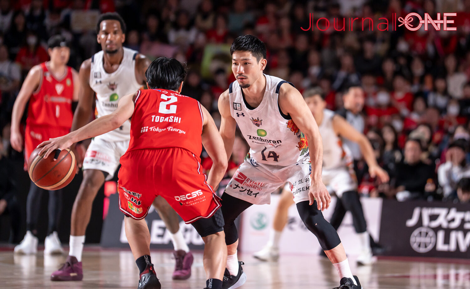 富樫とマッチアップする琉球の岸本隆一