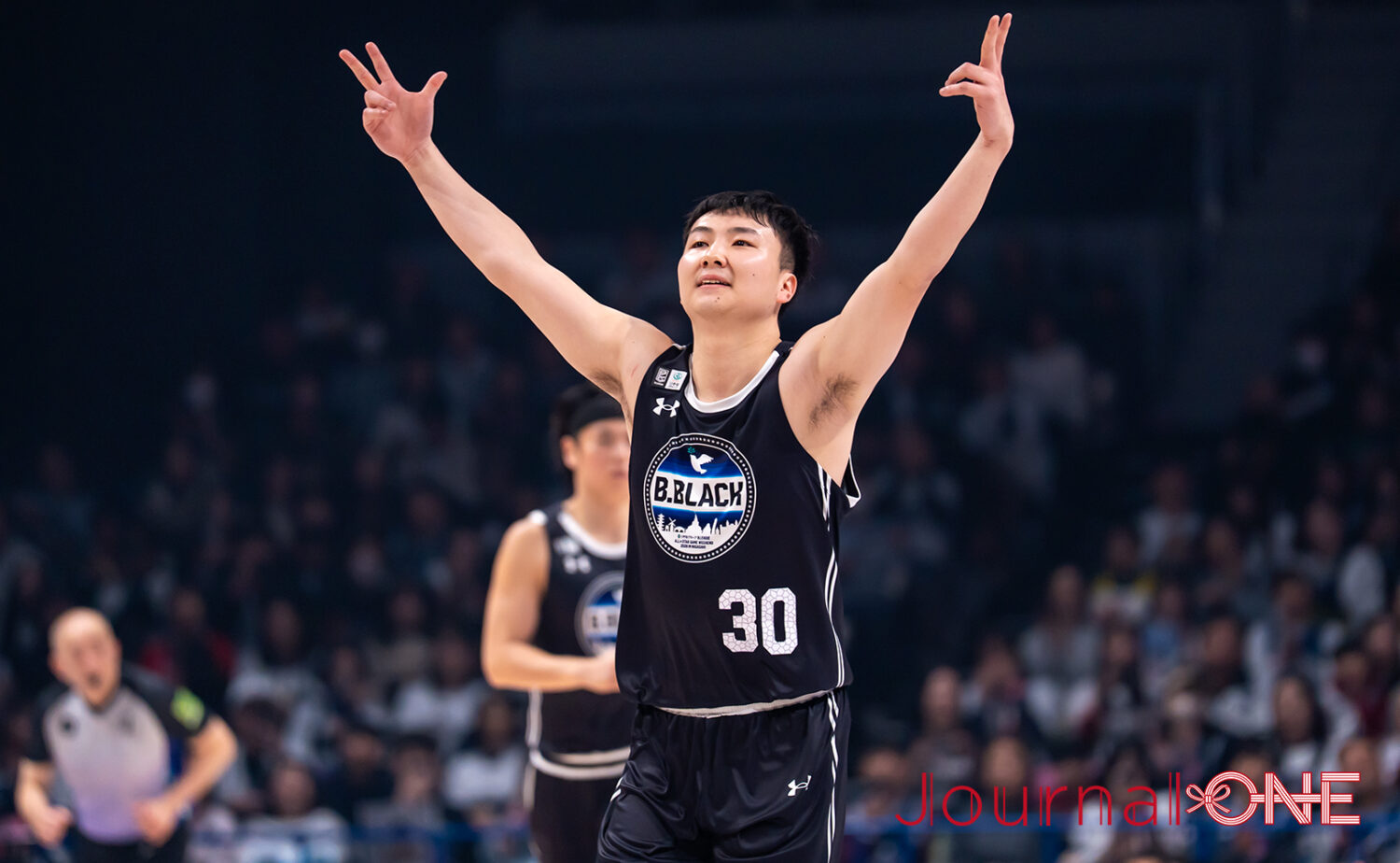 B.BLACKの富永選手がファンへ手を振りながらコートを楽しむオールスターのほのぼの場面