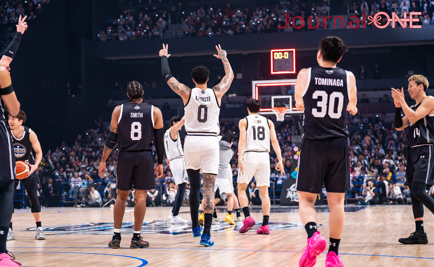長崎ハピネスアリーナで躍動するB.WHITEのプレーシーン(Bリーグ10周年記念)