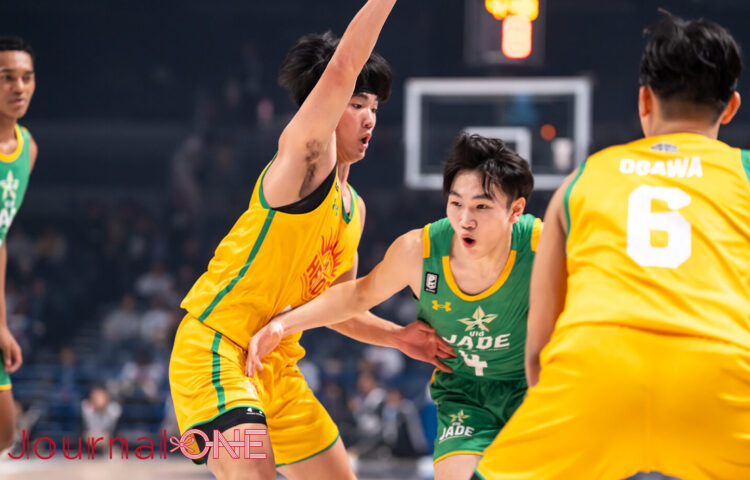 インフロニア B.LEAGUE U18オールスターでの若野瑛太選手（中央）と小川莞大選手（右）のマッチアップシーン