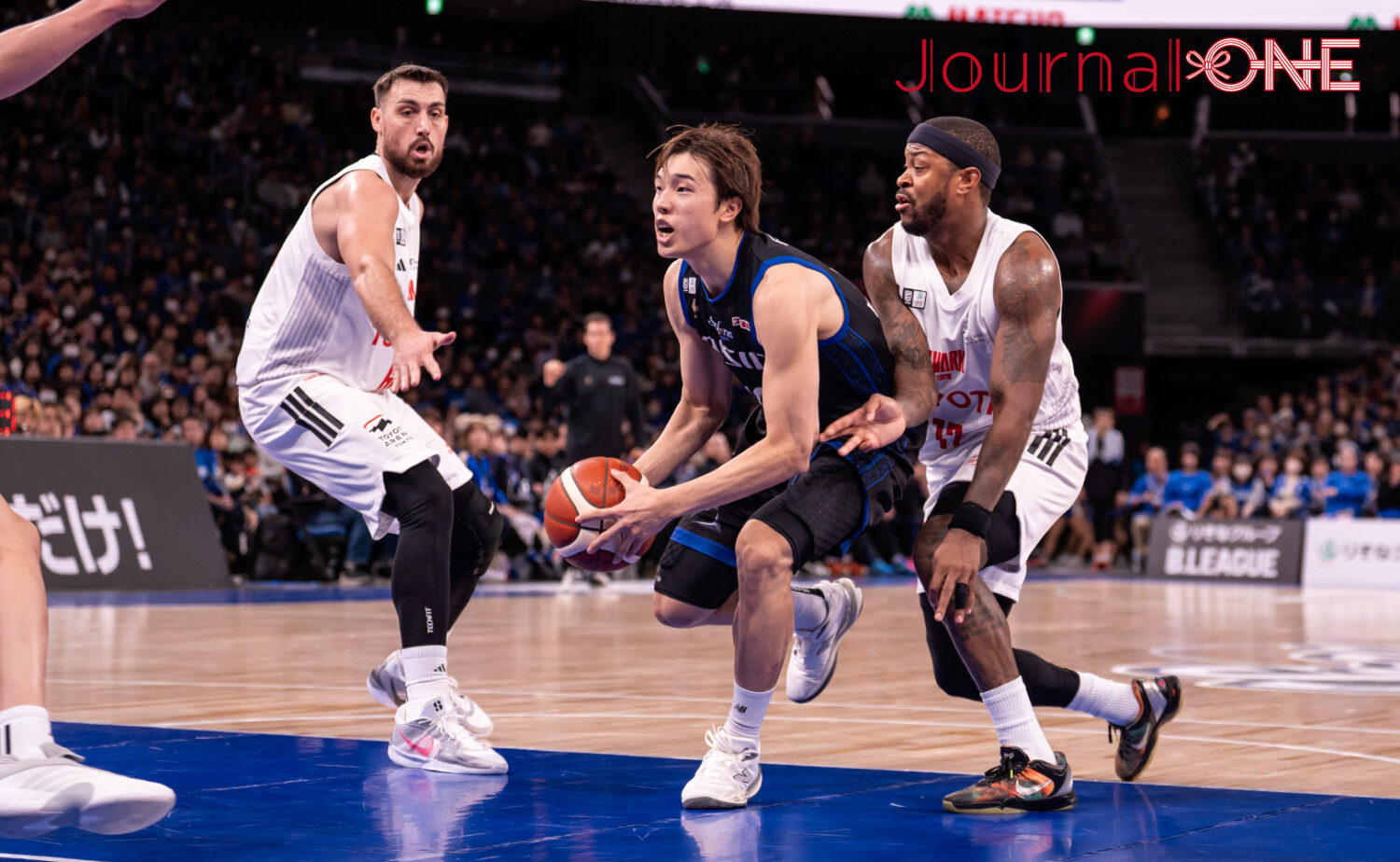 シーホース三河 #1 西田優大がゴール前でボールを持ちアルバルク東京の激しい包囲ディフェンスを受ける 2025年12月27日 vs アルバルク東京