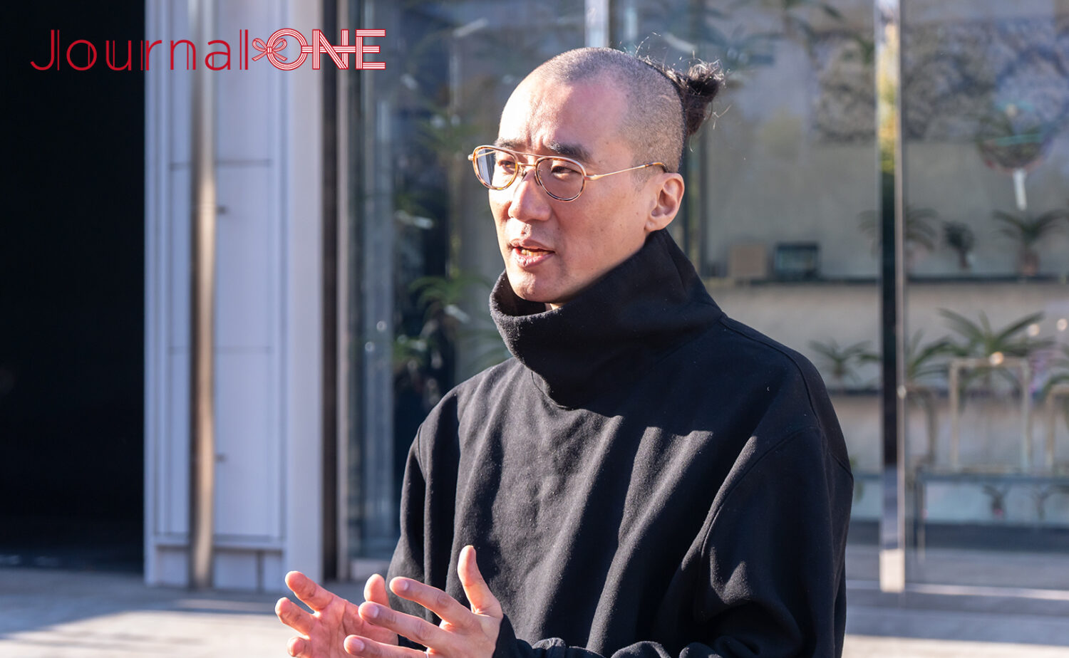 裸足で作品に入り込む効果を話す工藤さん‐Journal-ONE撮影