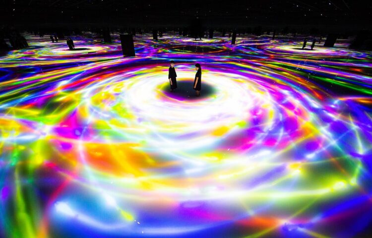 チームラボプラネッツ 人と共に踊る鯉によって描かれる水面のドローイング - Infinity