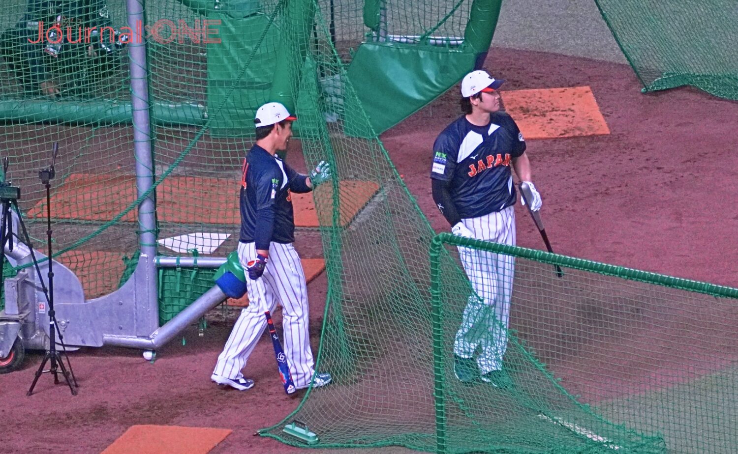 大谷翔平が打球の行方を見つめる中、苦笑いでケージに入る吉田正尚-Journal-ONE撮影