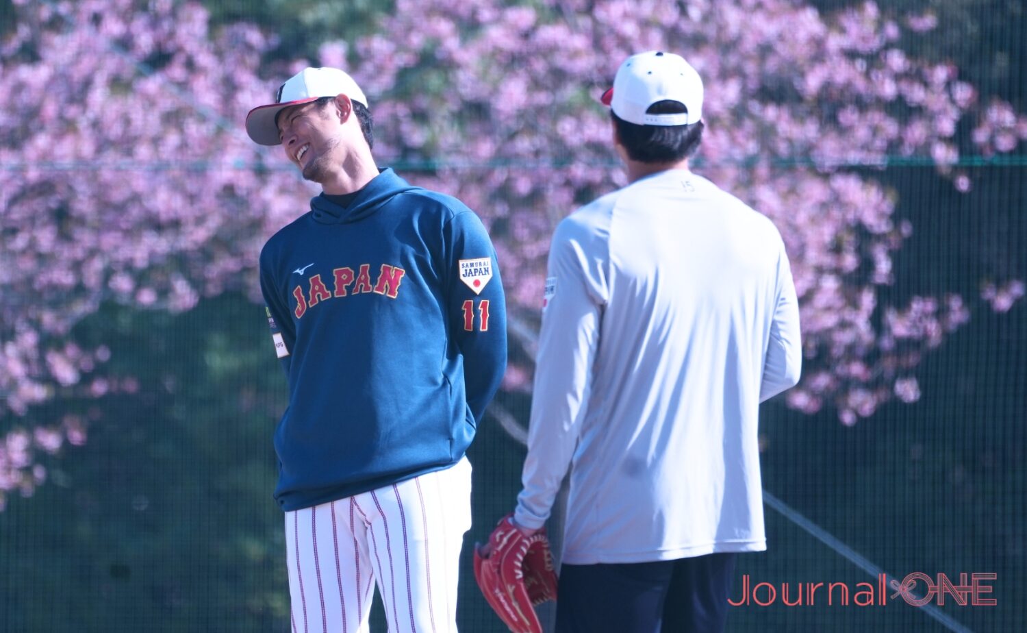 サポートメンバー 大勢(巨人)と談笑するダルビッシュ-Journal-ONE撮影