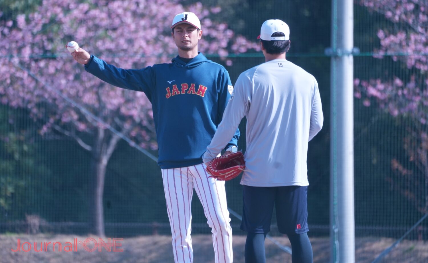 侍ジャパン 大勢にアドバイスするダルビッシュ-Journal-ONE撮影