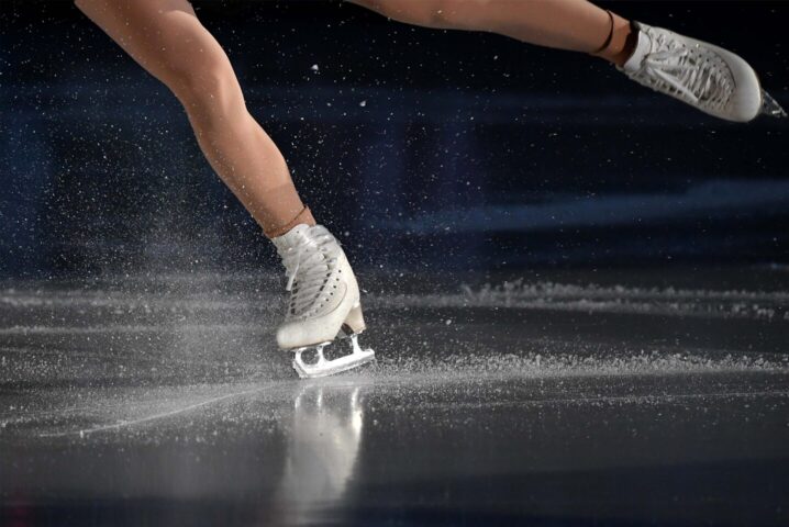 2026年冬季オリンピック 注目選手が氷を切り裂く瞬間。ミラノ大会の激しさを象徴するフィギュアスケートの足元。