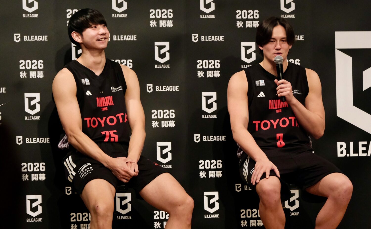 Bプレミア 17日の会見に登壇したアルバルク東京の小酒部泰暉(左)とテーブス海