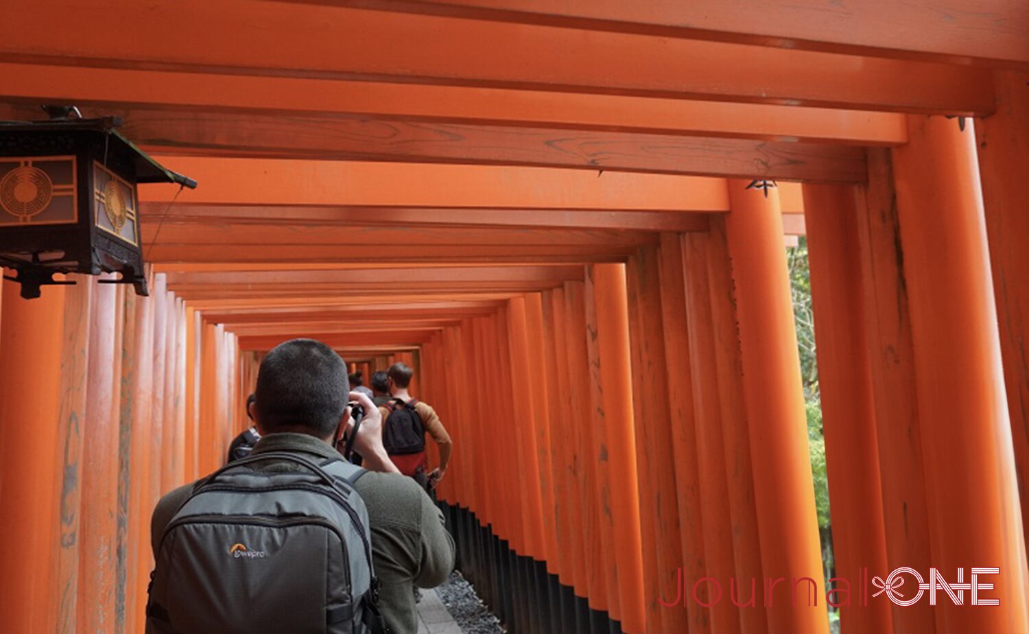 Journal-ONE編集部選定 春休み 旅行 2026のおすすめスポット(京都・伏見稲荷大社の千本鳥居を巡る、2026年春休み旅行の幻想的な参拝風景)