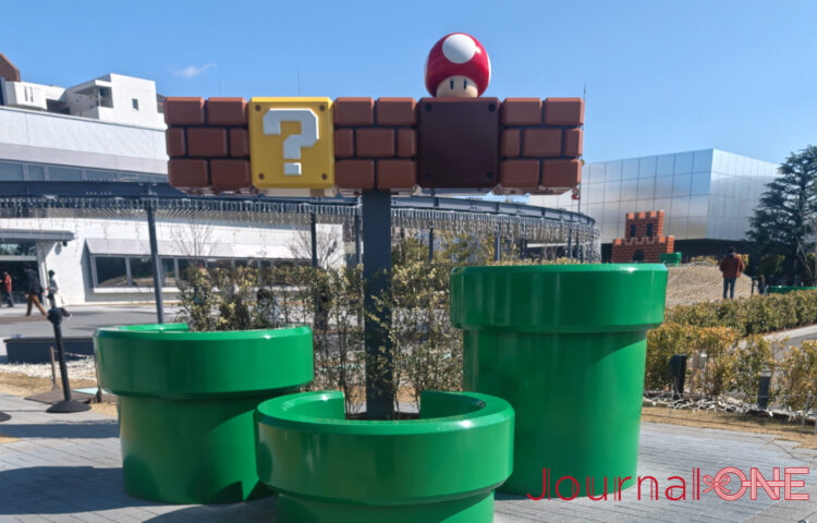 ニンテンドーミュージアムの屋外エリアにある、マリオシリーズの土管とハテナブロックのモニュメント‐Journal-ONE撮影